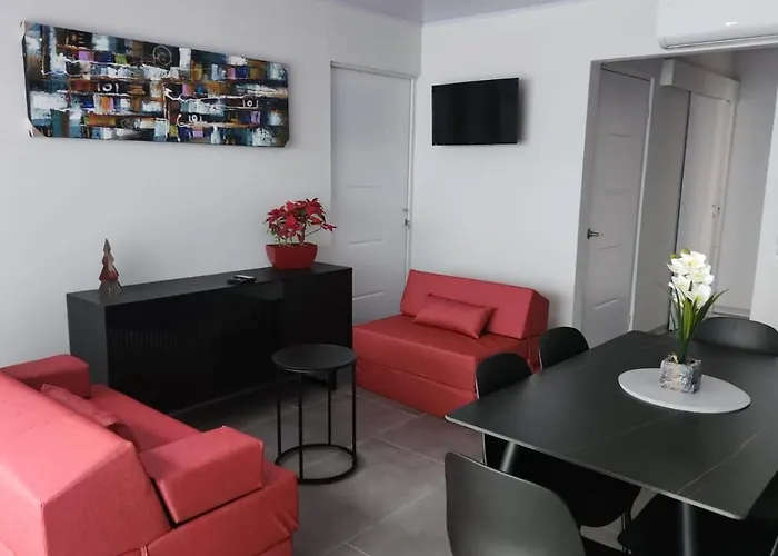 Casa Mariposa A 500 Metros De La Playa Full Equipada Espacio Y Precio A Tu Medida Posibilidad De Alquilar La Casa Entera, Los Dos Apartamentos Abajo O Los 2 Cuartos Con Banos Privados En La Planta Alta Para 1 A 22 Personas