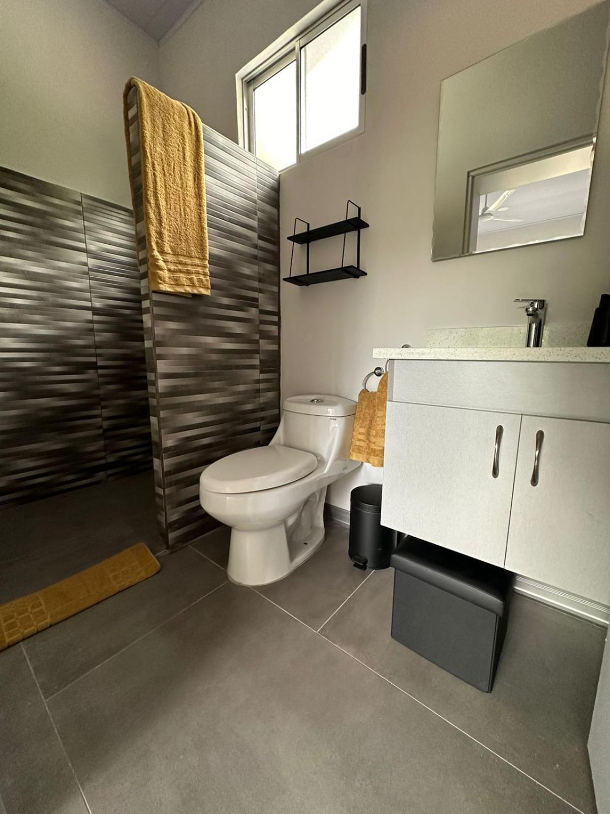 Appartement Casa Mariposa A 500 Metros De La Playa Full Equipada Espacio Y Precio A Tu Medida Posibilidad De Alquilar La Casa Entera, Dos Abajo O 2 Cuartos Con Banos Privados En La Planta Alta 1 A 22 Personas Playa Herradura (Puntarenas)
