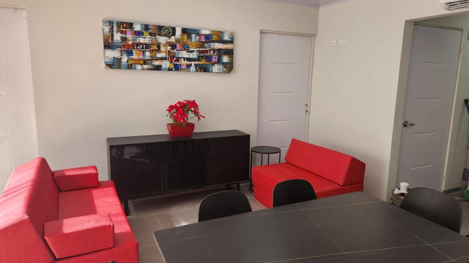 Casa Mariposa A 500 Metros De La Playa Full Equipada Espacio Y Precio A Tu Medida Posibilidad De Alquilar La Casa Entera, Dos Abajo O 2 Cuartos Con Banos Privados En La Planta Alta 1 A 22 Personas Playa Herradura (Puntarenas)